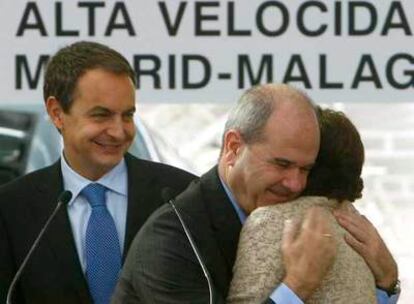 El presidente andaluz, Manuel Chaves, abraza a la ministra Magdalena Álvarez, en presidencia de José Luis Rodríguez Zapatero.