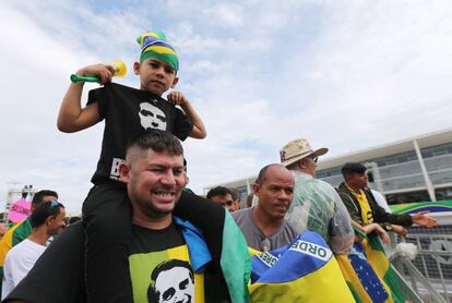 Seguidores do presidente eleito amanhecem diante do Palácio do Planalto, onde Bolsonaro recebe a faixa presidencial nesta terça, dia 1º. 