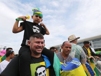 Seguidores do presidente eleito amanhecem diante do Palácio do Planalto, onde Bolsonaro recebe a faixa presidencial nesta terça, dia 1º. 