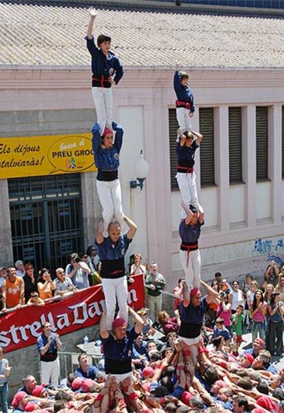 <i>Castells</i> erigidas el 4 de junio por los Capgrossos de Mataró. Mariona corona el pilar de la izquierda.