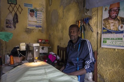 Malick Dieye es costurero y trabaja en una de las habitaciones que dan al exterior de su casa. Para eso ha tenido que dividir el gran habitáculo en dos y abrir una puerta a la calle. Vive con su mujer e hijos y cohabita con una persona al que un primo de su mujer (la heredera de la casa) le alquila su parte de la propiedad.