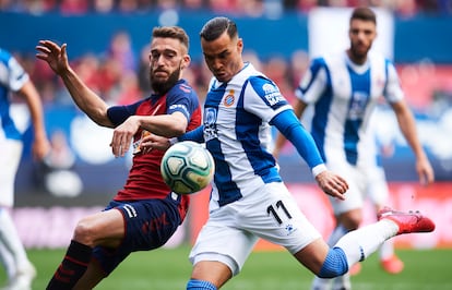 Raúl de Tomas y Roberto Torres, de Osasuna, en el último partido disputado por el Espanyol antes del parón por el coronavirus.