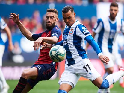 Raúl de Tomas y Roberto Torres, de Osasuna, en el último partido disputado por el Espanyol antes del parón por el coronavirus.