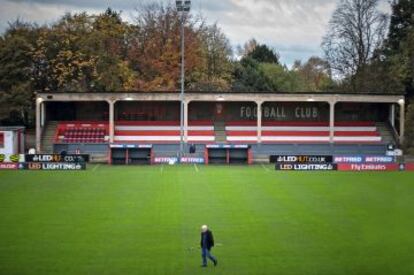 El jardinero del Salford da los últimos retoques al césped del estadio del Moor Lane antes de que su equipo elimine de la FA Cup al Notts County.