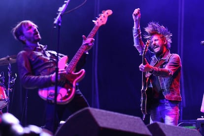 El cantante y guitarrista Ben Bridwell (d) de la banda norteamericana Band Of Horses.