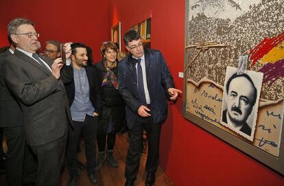 Puig, Marzà y Morera, ante uno de las obras de la exposición.