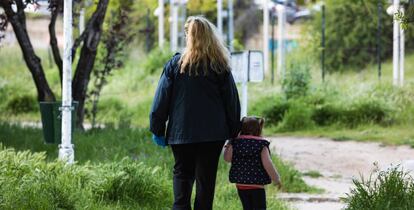 Una madre pasea con su hija en Madrid.