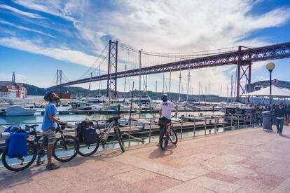 Ciclistas en Lisboa, antes de iniciar su ruta.