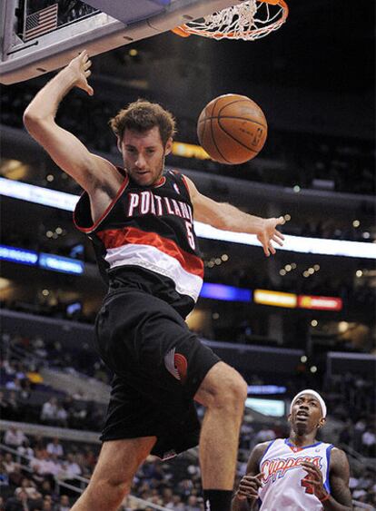 Rudy Fernández efectúa un mate con un jugador de los Clippers en segundo término.