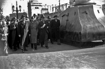 Manuel Azaña y Lluís Companys pasan junto a un blindado en Barcelona, en una imagen sin fechar.