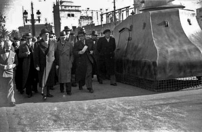 Manuel Azaña y Lluís Companys pasan junto a un blindado en Barcelona, en una imagen sin fechar.