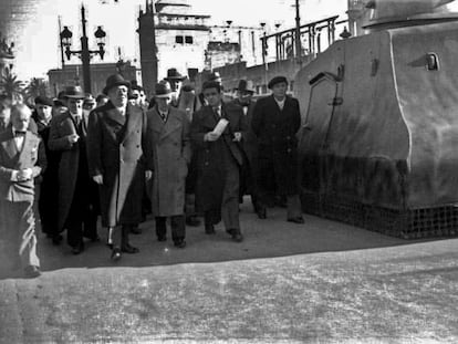 Manuel Azaña y Lluís Companys pasan junto a un blindado en Barcelona, en una imagen sin fechar.