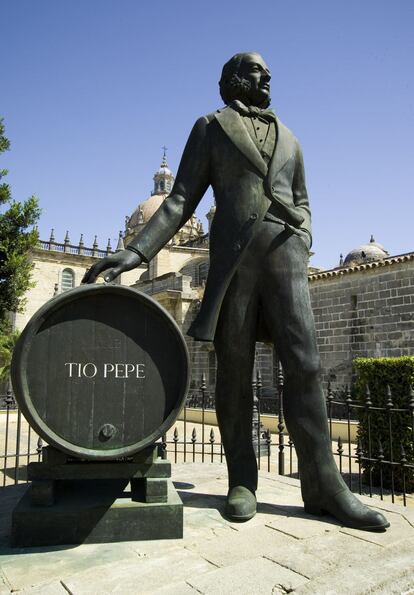 Estatua de Manuel María González Angel, fundador de la compañía, en Jerez de la Frontera