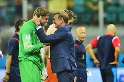 Hoek felicita a Krul después de ganar la tanda de penaltis.