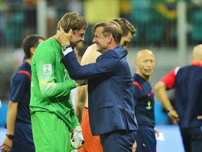 Hoek felicita a Krul después de ganar la tanda de penaltis.