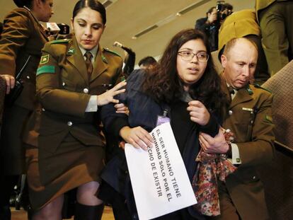 Polícia retira mulher que protestava contra a descriminalização do aborto.