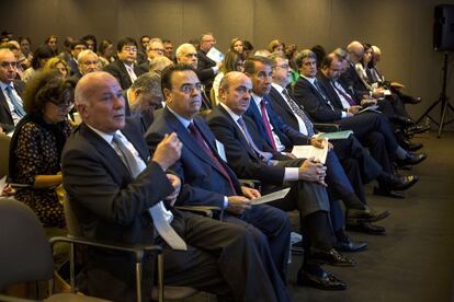 Luis de Guindos (3º iquierda) asiste al foro económico 'Latinoamérica, España y los Estados Unidos en la economía global', organizado por EL PAÍS y la Cámara de Comercio España-EEUU, en Nueva York.