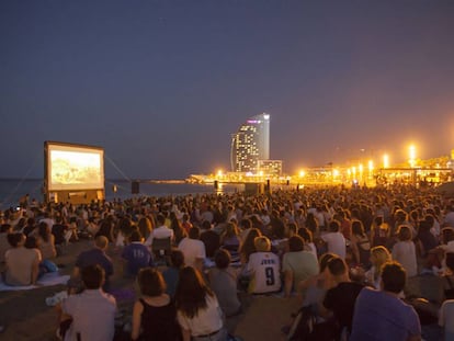 Imatge d'arxiu de cinema a la fresca a la platja de Barcelona.