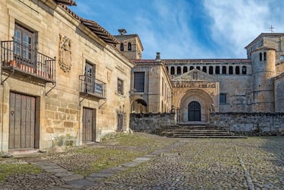 Tanto la colegiata de Santillana del Mar como la propia localidad deben su nombre a Santa Juliana, mártir cristiana de Asia Menor (actual Turquía). La iglesia románica se construyó entre los siglos XII y principios del XIII, con planta basilical, de tres naves, rematadas en ábsides semicirculares. Su fachada principal cuenta con un arco de medio punto rodeado de arquivoltas con un friso que representa al Pantocrátor y una hornacina con la imagen de la santa. Sus capiteles reflejan una gran variedad de motivos florales y figurados, ambos representativos de la iconografía de este estilo; son ejemplo de la importancia primordial de la escultura en este conjunto.