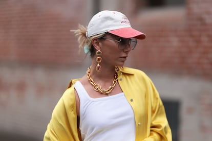 Karin Teigl con joyas chunky en la semana de la moda de Copenhague Primavera/Verano 2024 (Foto de Jeremy Moeller/Getty Images)