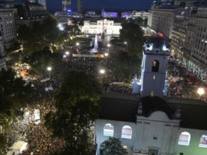 Movilización masiva en Santiago de Chile. En Ciudad de México, miles salen a marchar contra la violencia femenicida y por la legalización del aborto