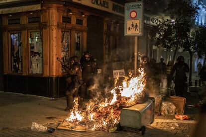 Agentes antidisturbios se disponen a lanzar pelotas de goma en la calle del Correo de Madrid.