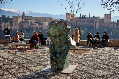 Busto de Goya en el Mirador de San Nicolas, con la Alhambra y Sierra Nevada de fondo, en Granada.