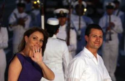 El presidente de Mxico Enrique Pe?a Nieto (d) y su esposa Anglica Rivera (i) son recibidos con honores militares a su llegada al aeropuerto Rafael N?ez este 9 de febrero de 2014, en Cartagena (Colombia) para participar en la VIII Cumbre de la Alianza Pacfico.