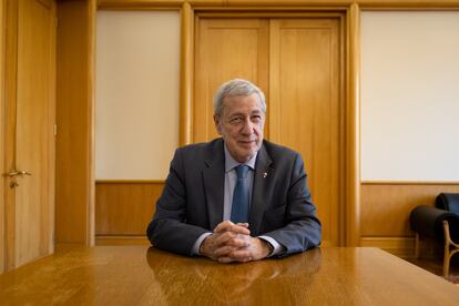 El Canciller Alberto Van Klaveren en su oficina del Ministerio de Relaciones Exteriores en Santiago (Chile).