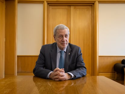 El Canciller Alberto Van Klaveren en su oficina del Ministerio de Relaciones Exteriores en Santiago (Chile).