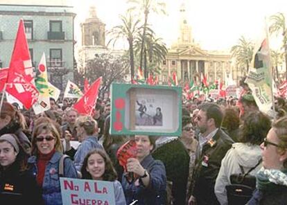 Aspecto de la manifestación de ayer en Cádiz, en contra de la guerra.