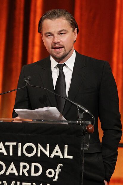 Leonardo DiCaprio fue otro de los invitados a la gala. Sobrio, el actor optó por un informal traje.