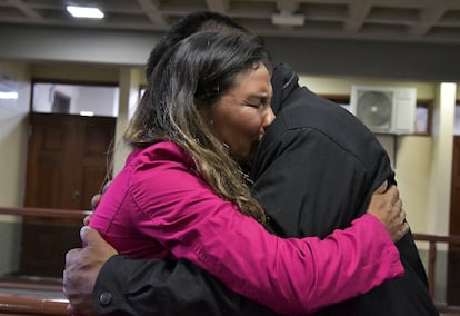 La hermana de una víctima fallecida de Alfonso Pedrajas se abraza emocionada a otra de ellas tras escuchar la sentencia que condena a un año de cárcel a dos altos cargos de la orden por encubrimiento.
