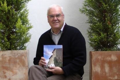 Miguel del Rey Amat, con su libro <i>Arquitectura rural valenciana</i>.