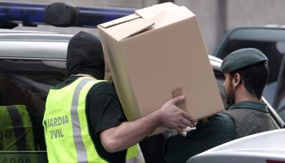 La Guardia Civil saca documentación del despacho el senador de EH Bildu