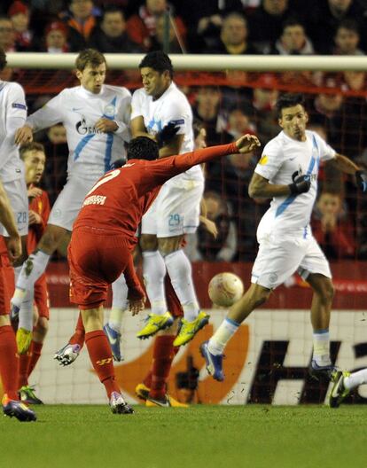 Luis suarez, del Liverpool, lanza una falta ante la barrera del Zenit.