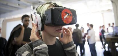 Una persona prueba el casco Oculus, uno de los proyectos emblem&aacute;ticos de Kickstarter. 