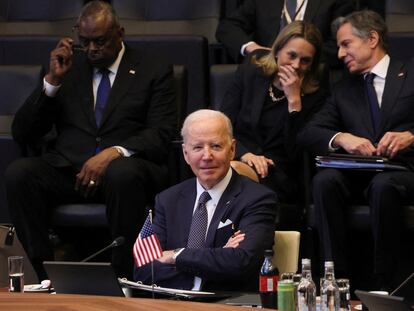 El presidente de EE UU, Joe Biden, en la reunión extraordinaria de la OTAN en Bruselas, detrás a la derecha, Antony Blinken, jefe de la diplomacia estadounidense.