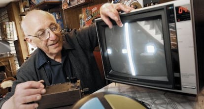 Ralph Baer em 2005 junto a suas invenções: 'Ping pong' e 'Simon'.