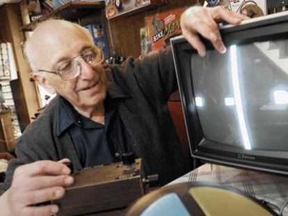 Ralph Baer em 2005 junto a suas invenções: 'Ping pong' e 'Simon'.