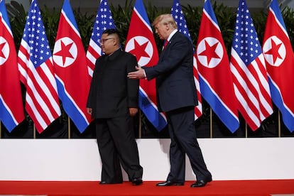Donald Trump junto al líder de Korea del Norte, Kim Jong-un en la isla de Sentosa (Singapur).