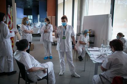 Sanitarios en un hotel utilizado por el hospital del Mar, de Barcelona, para atender casos leves por infección de coronavirus.