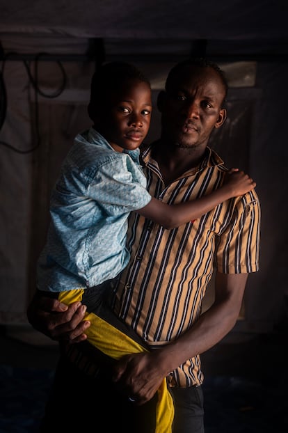 Tras atravesar a pie la selva, Federico Ríos retrató a familias que viajan con menores de edad en la Estación Receptora de
Migrantes de Lajas Blancas, en Panamá. En esta imagen, Youba Samake y su hijo Seydou (7 años), que vienen de Malí. 