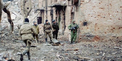 Un soldado ruso corre para ponerse a cubierto mientras cruza bajo el fuego de francotiradores en Grozni, en febrero de 1995.