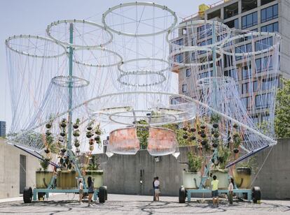 Las sesiones de música tecno del pasado verano en el PS1 estuvieron refrescadas por 'Cosmo', la divertida instalación artística del arquitecto español Andrés Jaque. Un artefacto cuyos aros de hula-hoop y mangueras permiten reciclar agua contaminada.