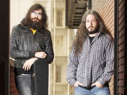 Javier Vielba y Rub&eacute;n Marr&oacute;n en los altos de la estaci&oacute;n de Chamart&iacute;n.