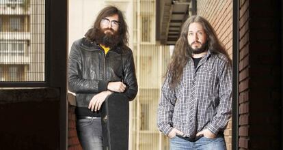 Javier Vielba y Rub&eacute;n Marr&oacute;n en los altos de la estaci&oacute;n de Chamart&iacute;n.