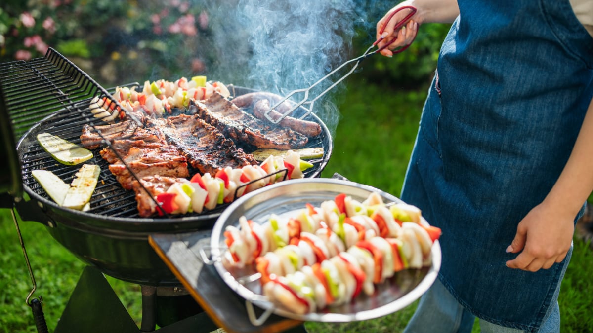 Tiene triple capa y se limpia en segundos: con esta alfombra para barbacoa protegerás el césped de chispas y grasa.
