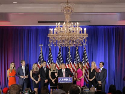 El virtual candidato presidencial republicano Donald Trump habla rodeado por su familia el martes 7 de junio de 2016, en Briarcliff Manor, Nueva York (EE.UU.).