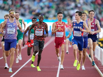 Jakob Ingebrigtsen y Mario García Romo, en la semifinal de 1.500 metros del Mundial de Oregón.